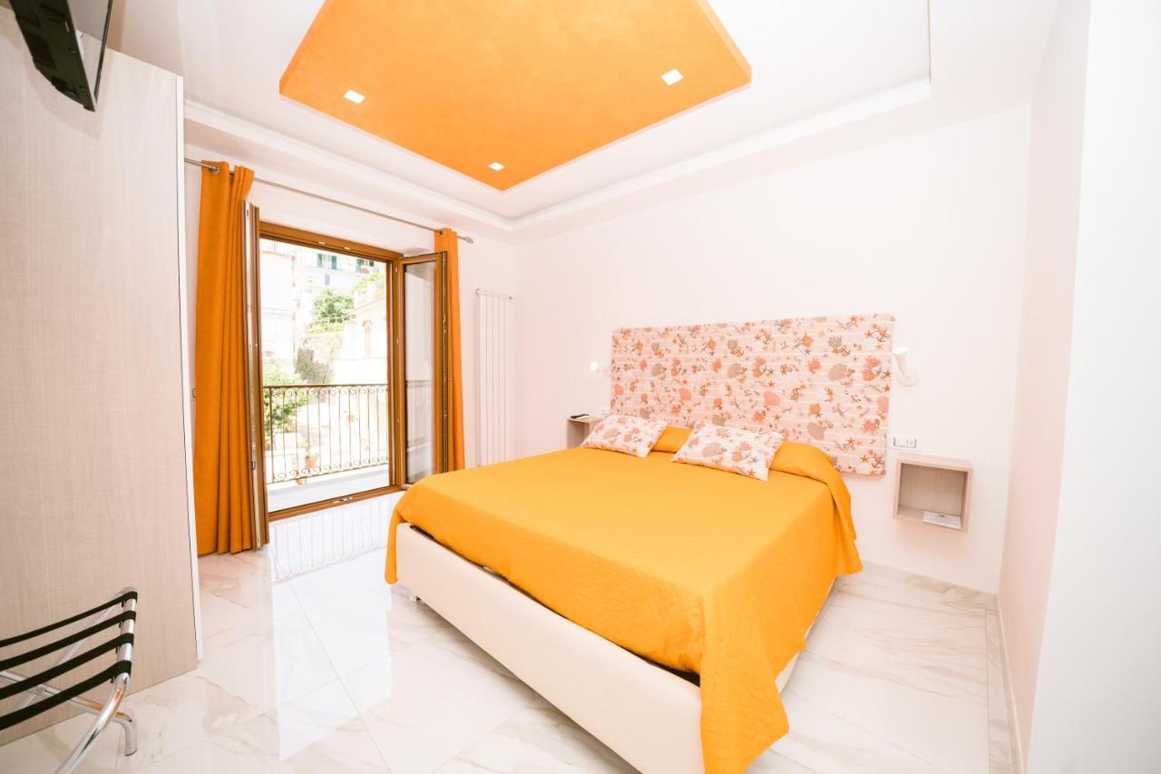 La Piazzetta Boutique Scala
